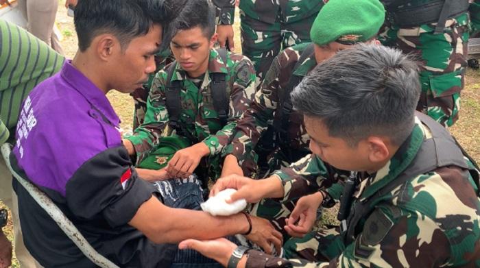 Momen Anggota TNI Bantu Obati Pemuda Alami Luka Bakar Saat Demonstrasi di Baubau Sulawesi Tenggara