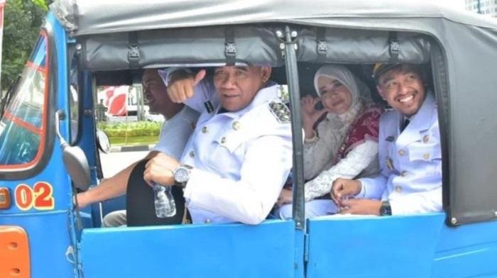 Momen-Bupati-dan-Wakil-Bupati-Konawe-Kepulauan-Rifqi-Farid-Naik-Bajaj-Usai-Dilantik-Presiden-Prabowo.jpg