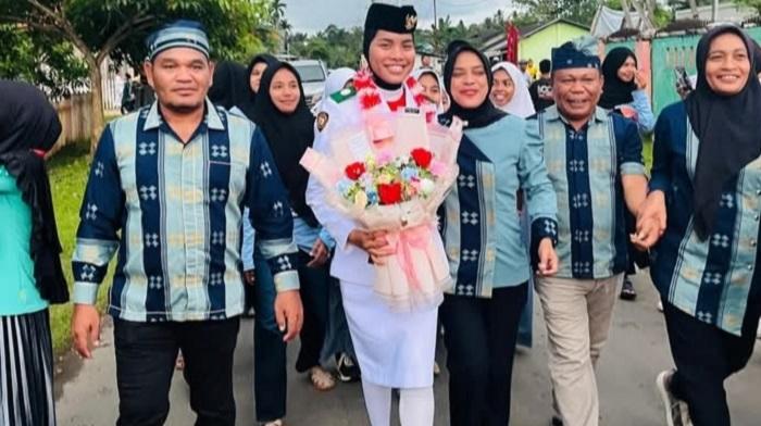 Momen Haru Paskibraka Nasional Wa Ode Alika Zea Tiba di Muna Barat, Langsung ke Makam Ayahnya