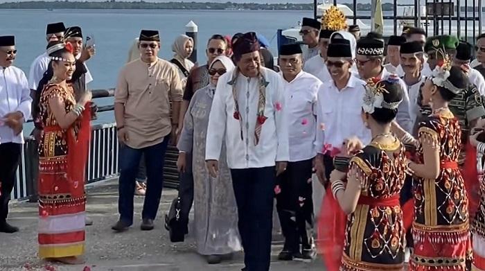 Momen-Haru-Wakil-Gubernur-Sulawesi-Tenggara-Hugua-Pertama-Kali-Kunjungan-ke-Wakatobi-Usai-Dilantik.jpg