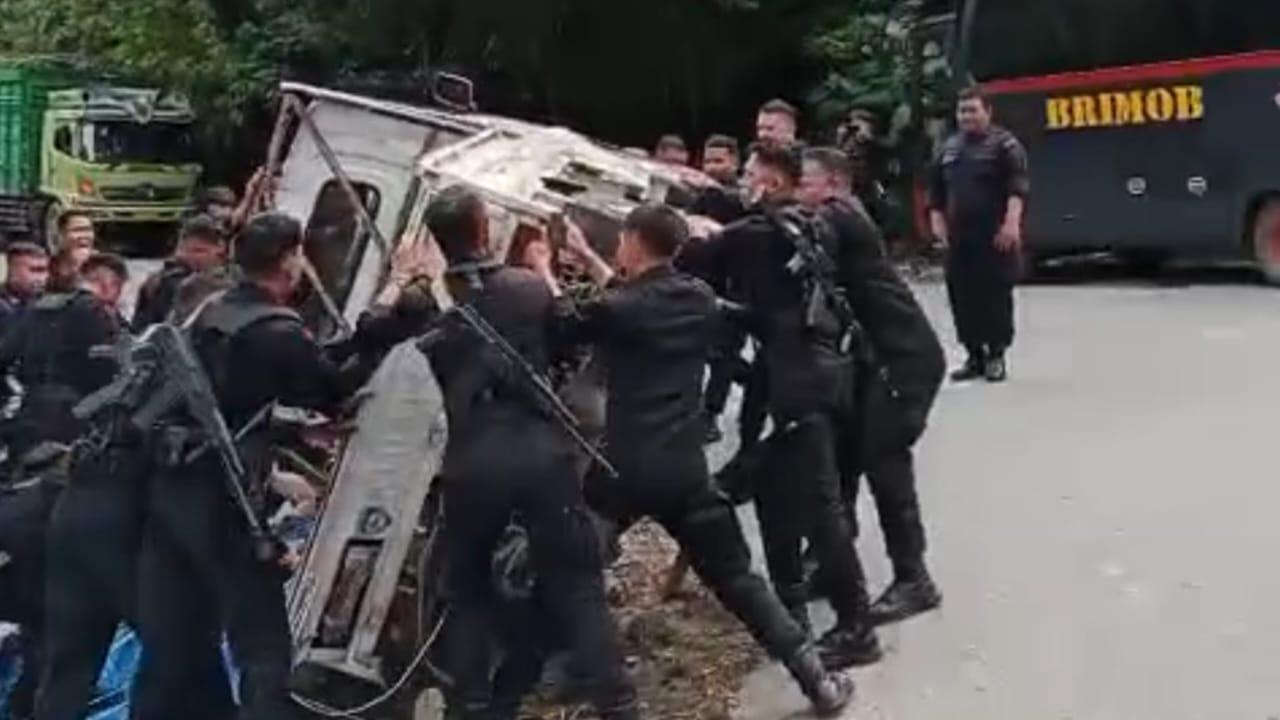 Momen-Heroik-Brimob-Bantu-Evakuasi-Mobil-Terbalik-di-Kolaka-Utara-Sulawesi-Tenggara.jpg