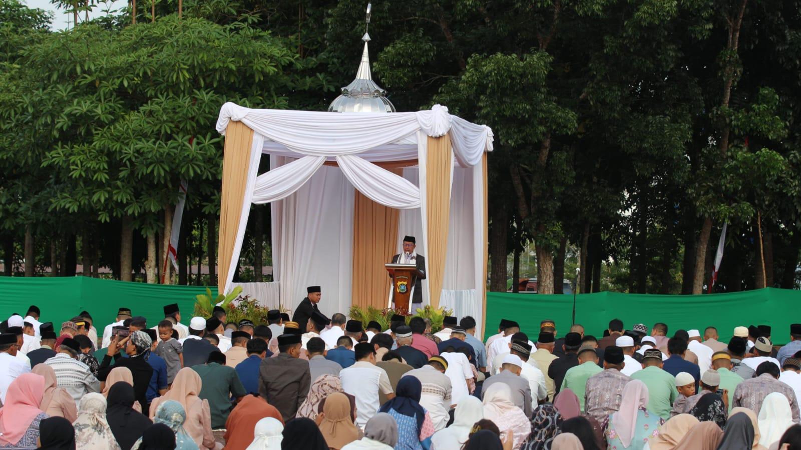 Momen-Kapolda-Sultra-salat-Idulfitri-2025-bersama-jajaran-Polda-Sultra.jpg
