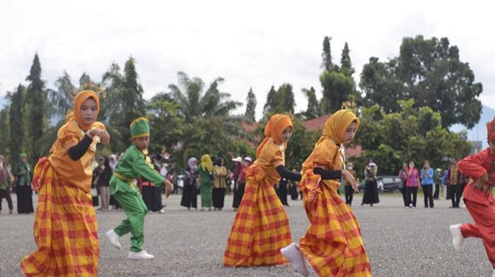 Momen-Murid-SD-Menari-hingga-Main-Alat-Musik-Tradisional-Usai-Upacara-Hardiknas-2025-di-Konawe-Utara.jpg