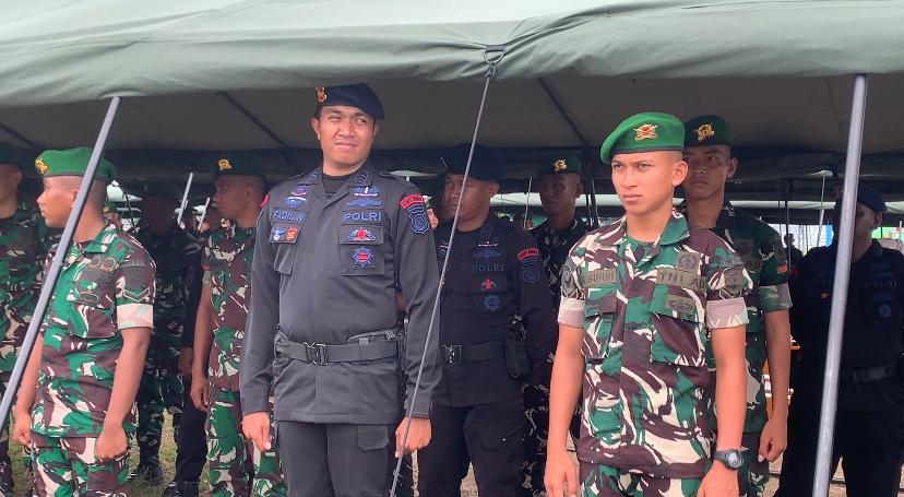 Momen-Pertemuan-Aparat-TNI-dan-Brimob-di-Buton-Selatan-Usai-Bentrok-Yel-yel-Lesehan-Makan-Bareng.jpg