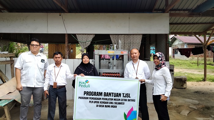 PLN-UPDK-Kendari-Beri-Bantuan-Peralatan-Mesin-Molen-Mixer-Cetakan-Batako-Tiga-Desa-di-Konawe.jpg