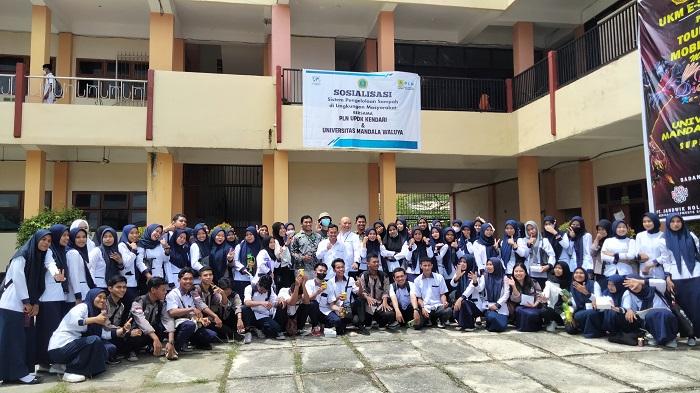 PLN-UPDK-Kendari-Sosialisasi-Pemanfaatan-Pengelolaan-Sampah-ke-Mahasiswa-Universitas-Mandala-Waluya.jpg