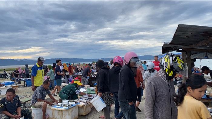 Pasar-Ikan-Laino-di-Muna-Sulawesi-Tenggara-Dipadati-Pengunjung-H2-Lebaran-Lengkap-Harganya.jpg