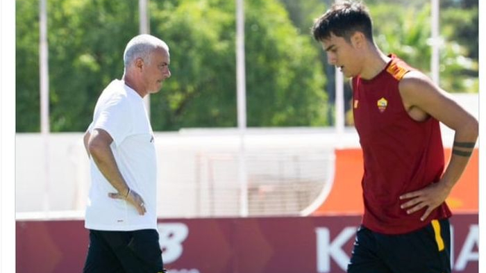 Paulo-Dybala-kanan-saat-menjalani-sesi-latihan-AS-Roma-sambil-diawasi-Jose-Mourinho.jpg