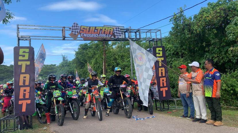 Pelepasan-Ratusan-Rider-Sultra-Enduro-Rally-2026-di-Baubau-Ada-Darius-Poppy-Sofia-David-John.jpg