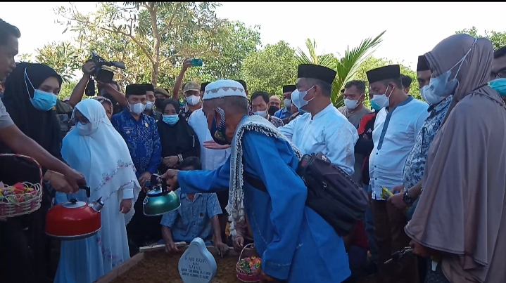 Pemakaman-ayah-Wali-Kota-Kendari-Sulkarnain-Kadir-di-TPU-Punggolaka.jpg