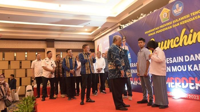 Pemprov-Sulawesi-Tenggara-Minta-Pengadaan-Seragam-Sekolah-Pakai-Buatan-Siswa-SMK-di-Sultra.jpg