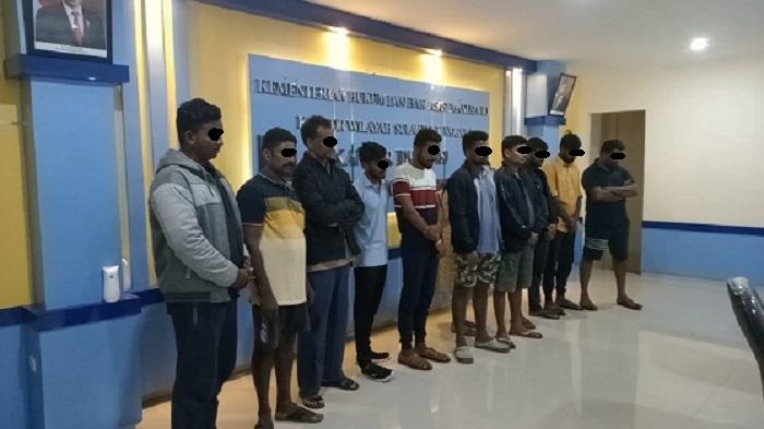 Penampakan-11-WNA-India-yang-Diamankan-Polisi-di-Buton-Digiring-ke-Kantor-Imigrasi-Baubau-Sultra.jpg