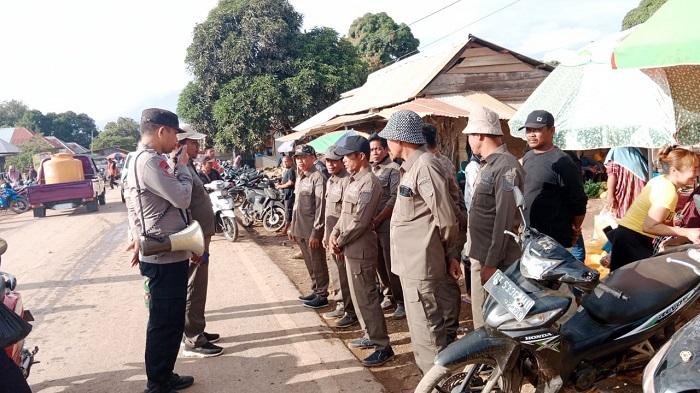 Polsek Lainea Konsel Bersama Masyarakat Tertibkan Lapak Pedagang di Pasar Torobulu