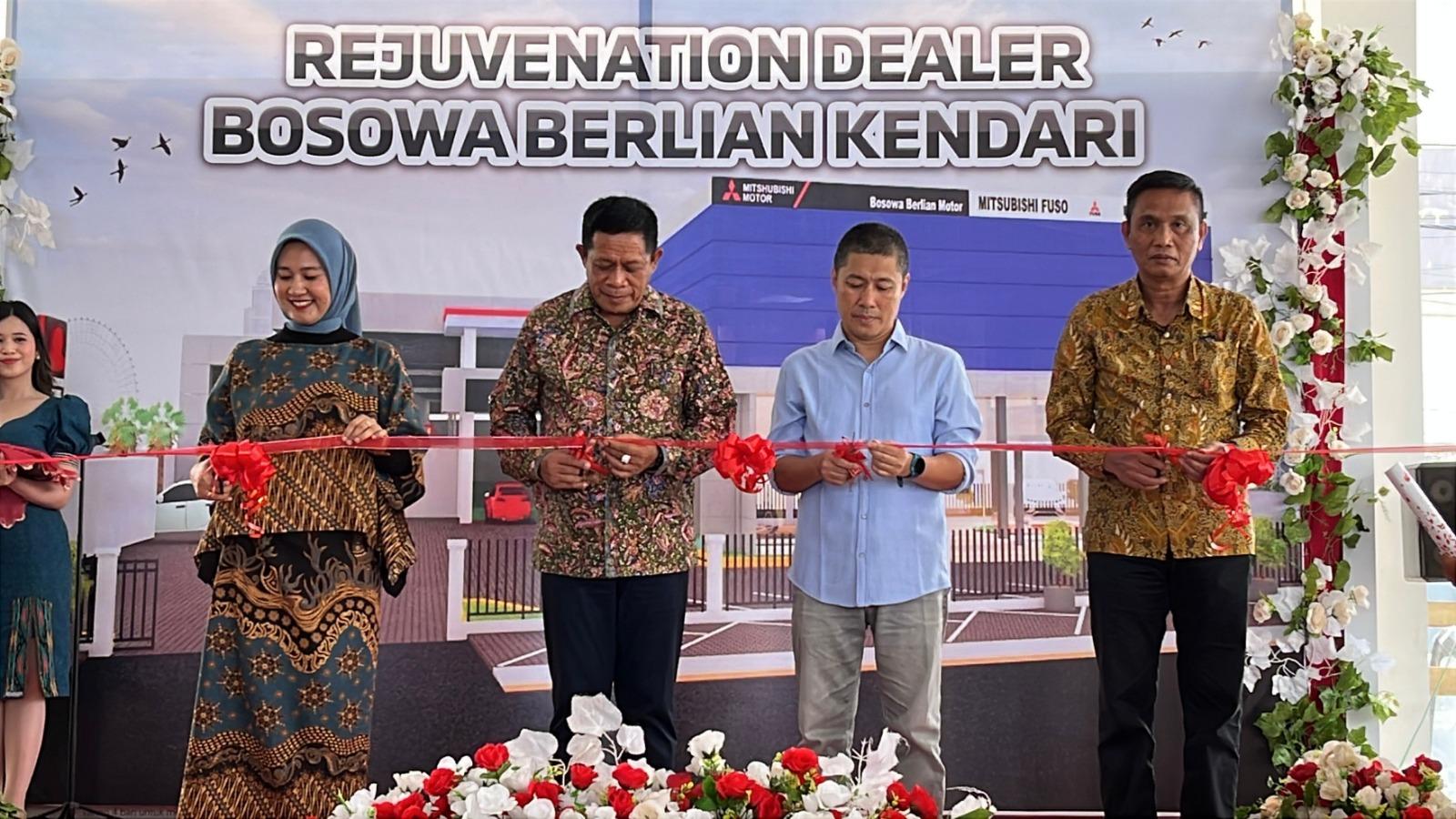 Pengguntingan-pita-pada-kegiatan-Rejuvenation-Dealer-Bosowa-Berlian-Kendari.jpg