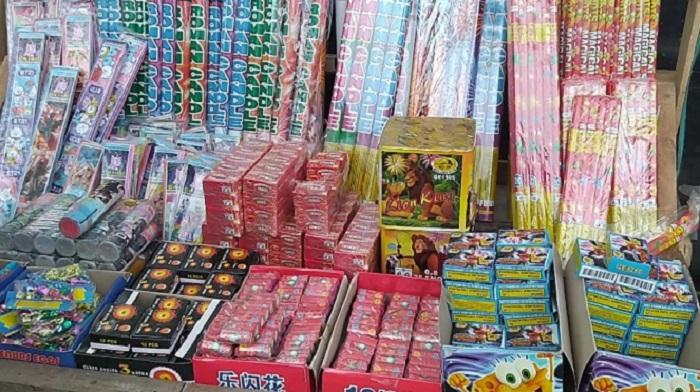 Penjual-Petasan-dan-Kembang-Api-Banyak-Ditemui-di-Pasar-Sentral-Kota-Lama-Kendari-Jelang-Tahun-Baru.jpg