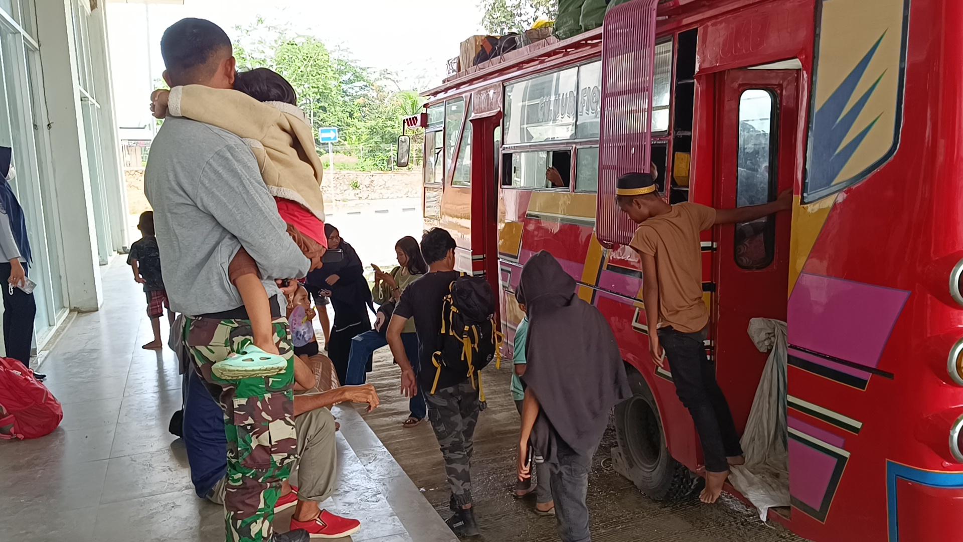 Penumpang-bus-Terminal-Puuwatu-Kendari-pada-puncak-arus-balik-2024-mencapai-257-orang.jpg