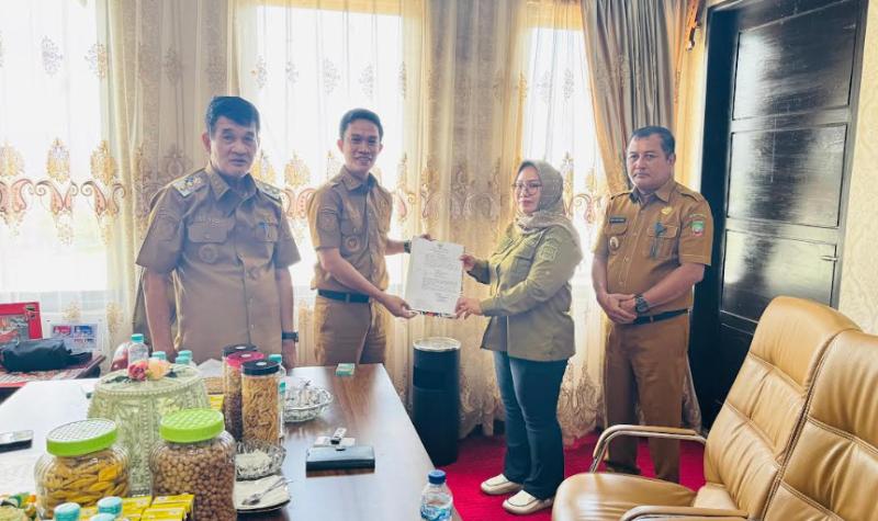 Penyerahan-surat-perintah-tugas-oleh-Bupati-Konawe-Utara-Ikbar-ke-3-pejabat.jpg