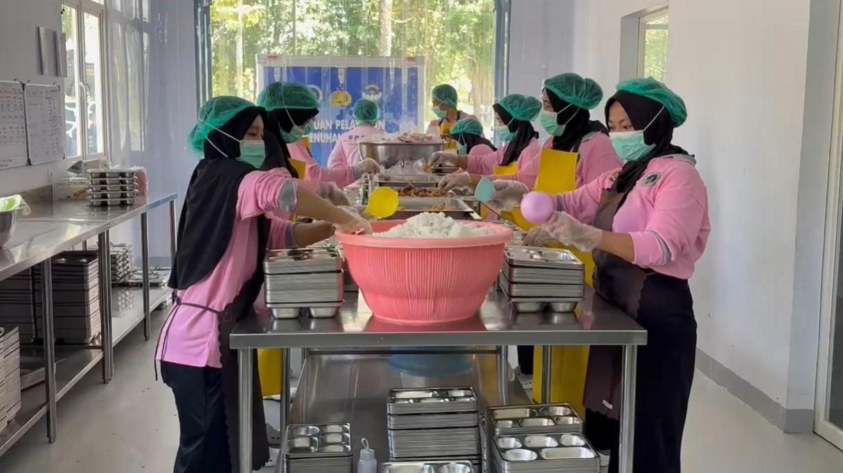Penyiapan-menu-Makan-Bergizi-Gratis-SPPG-Polda-Sulawesi-Tenggara-di-Konawe-Selatan.jpg