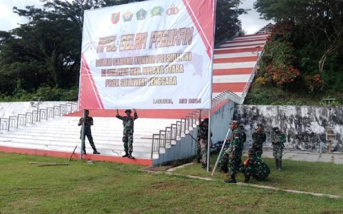Persiapan-dilakukan-di-Lapangan-Aspirasi-landasan-helikopter-Jokowi-di-Kolaka-Utara.jpg