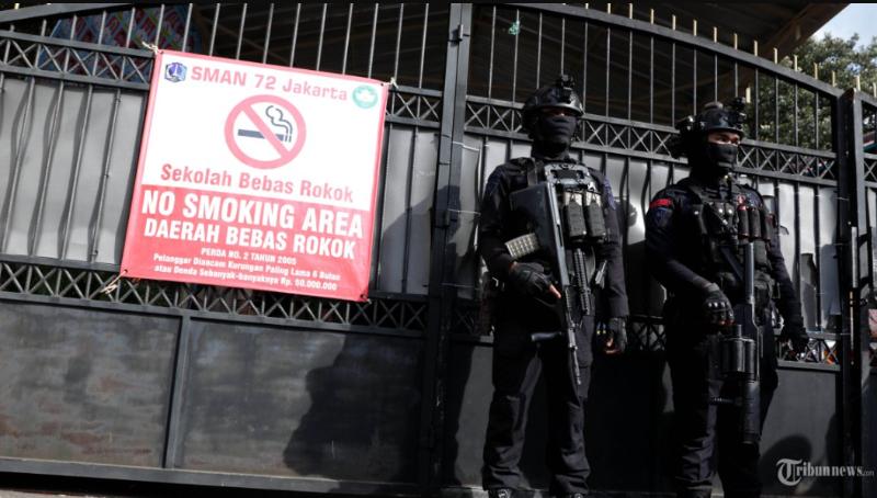 Petugas-kepolisian-berjaga-di-tempat-kejadian-perkara-TKP-ledakan-di-SMA-72-jakarta.jpg