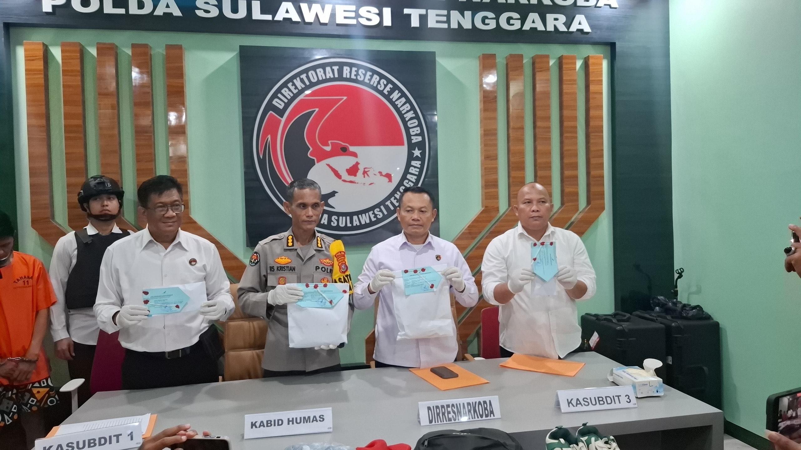 Polda-Sulawesi-Tenggara-Sultra-menunjukkan-barang-bukti-narkoba-hasil-penangkapan-2-kurir-sabu.jpg