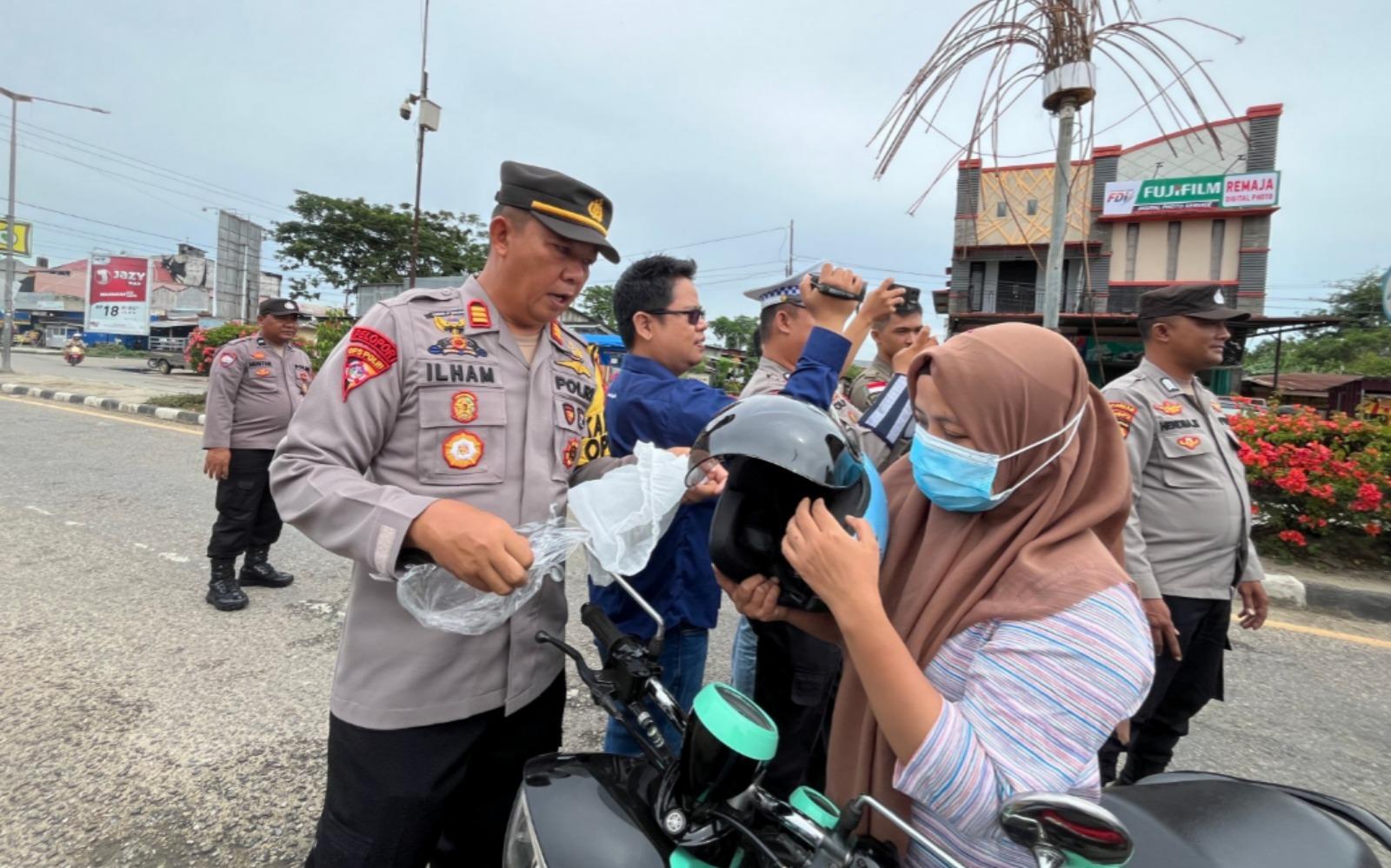 Polres-Konawe-bagikan-Puluhan-helm-gratis-ke-pengendara-saat-Natal-di-Unaaha.jpg
