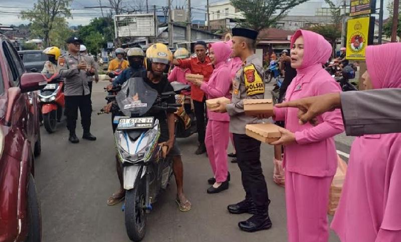 Polsek-Kawasan-Pelabuhan-Kolaka-KPK-berbagi-kepada-sebayak-500-paket-takjil.jpg