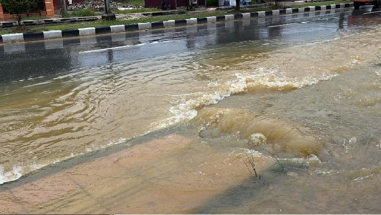 Potret-air-keluar-dari-drainase-yang-menyebabkan-Jalan-Martandu.jpg
