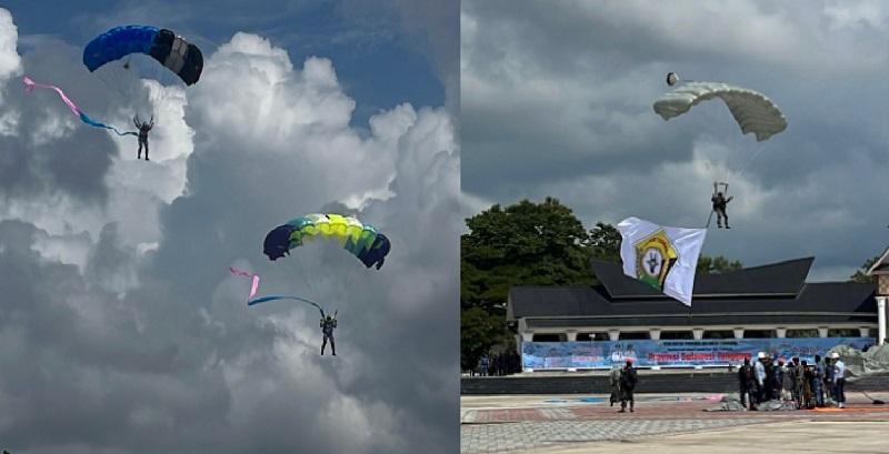 18 Penerjun TNI AU Bawa 4 Bendera pada Puncak HUT ke-62 Sulawesi Tenggara, Libatkan 3 Perempuan