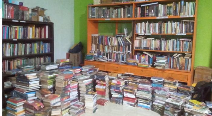 Potret-ratusan-buku-yang-ada-di-Rumah-Buku-Firza.jpg