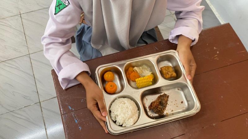 Potret-siswa-SMA-di-Kendari-Sulawesi-Tenggara-saat-menerima-Makan-Bergizi-Gratis.jpg