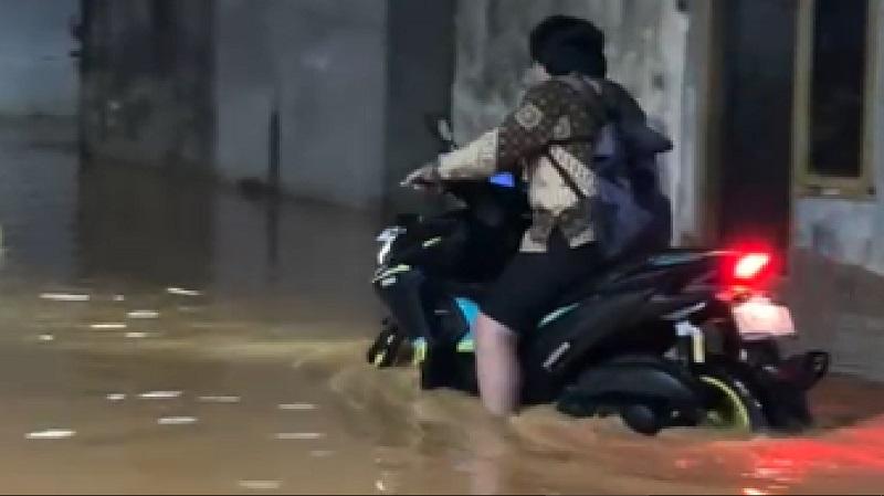 Potret-warga-yang-melintas-di-genangan-banjir-di-kawasan-Lepo-Lepo-Kota-Kendari.jpg