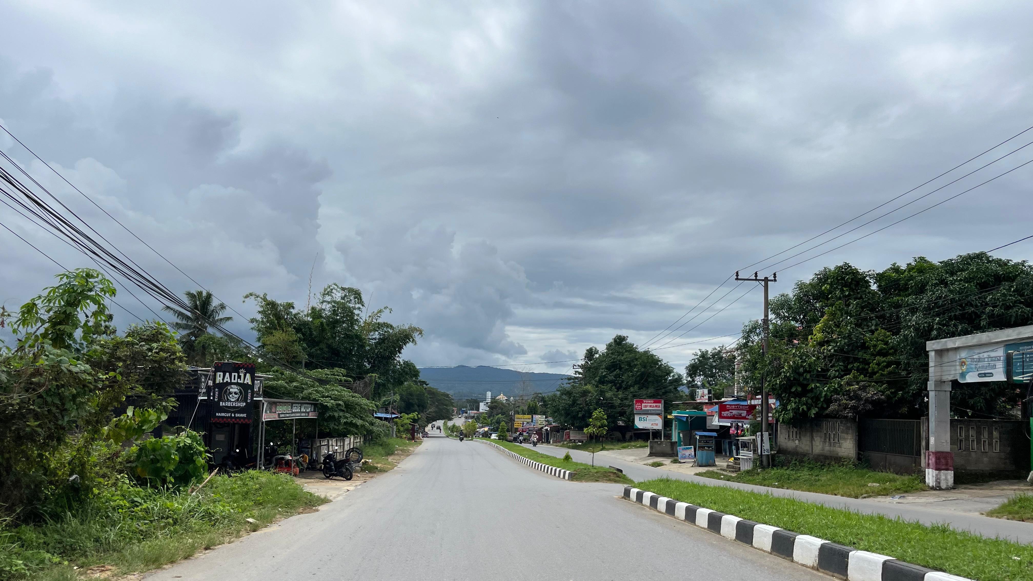 Prakiraan Cuaca 3 Mei 2026 di Wilayah Sultra: Bombana, Konkep, Kendari Berpotensi Hujan Ringan