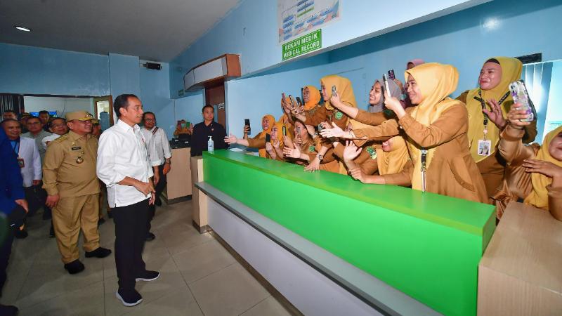 Presiden-Jokowi-dan-Pj-Gubernur-Sultra-Andap-Budhi-Revianto-di-RSUD-Konawe.jpg