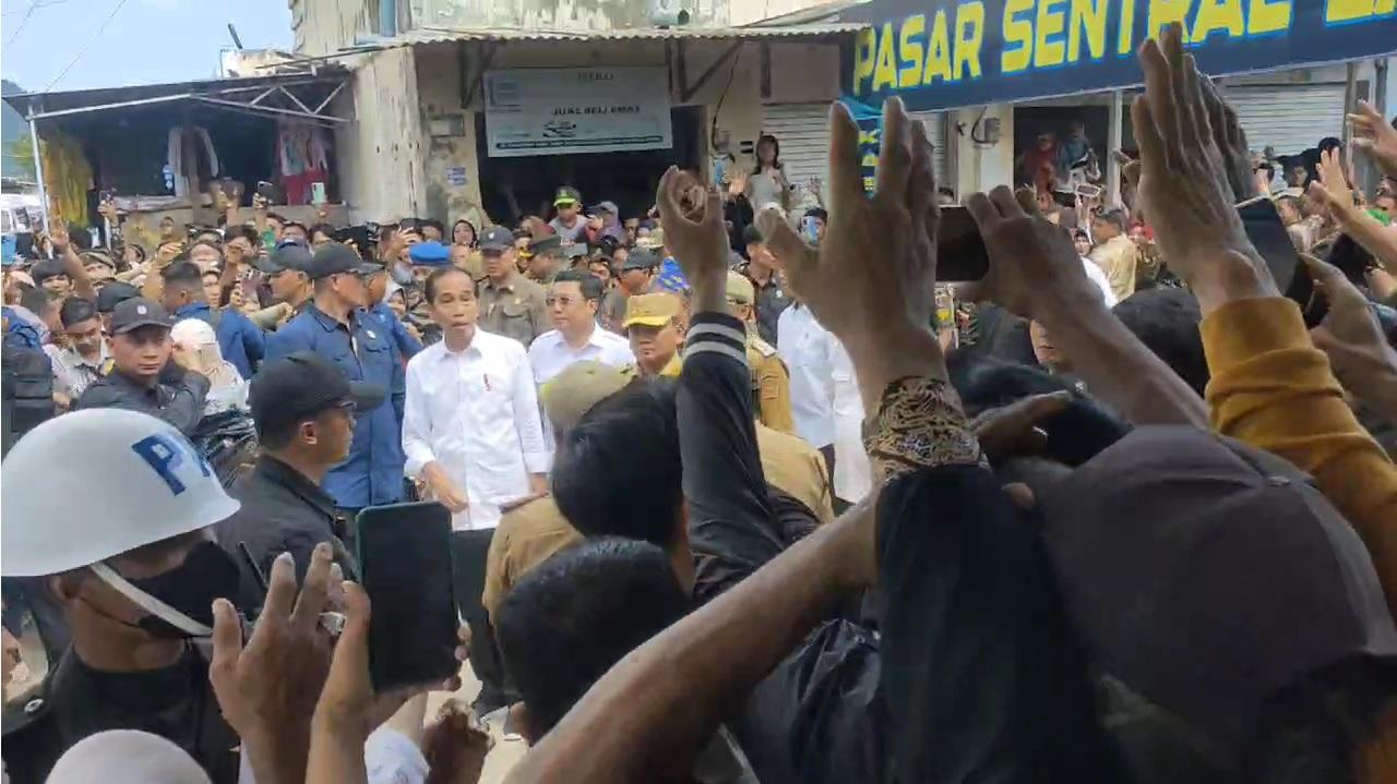 Presiden-Jokowi-di-Pasar-Sentral-Lacaria-Lasusua-Kolaka-Utara-Sulawesi-Tenggara.jpg