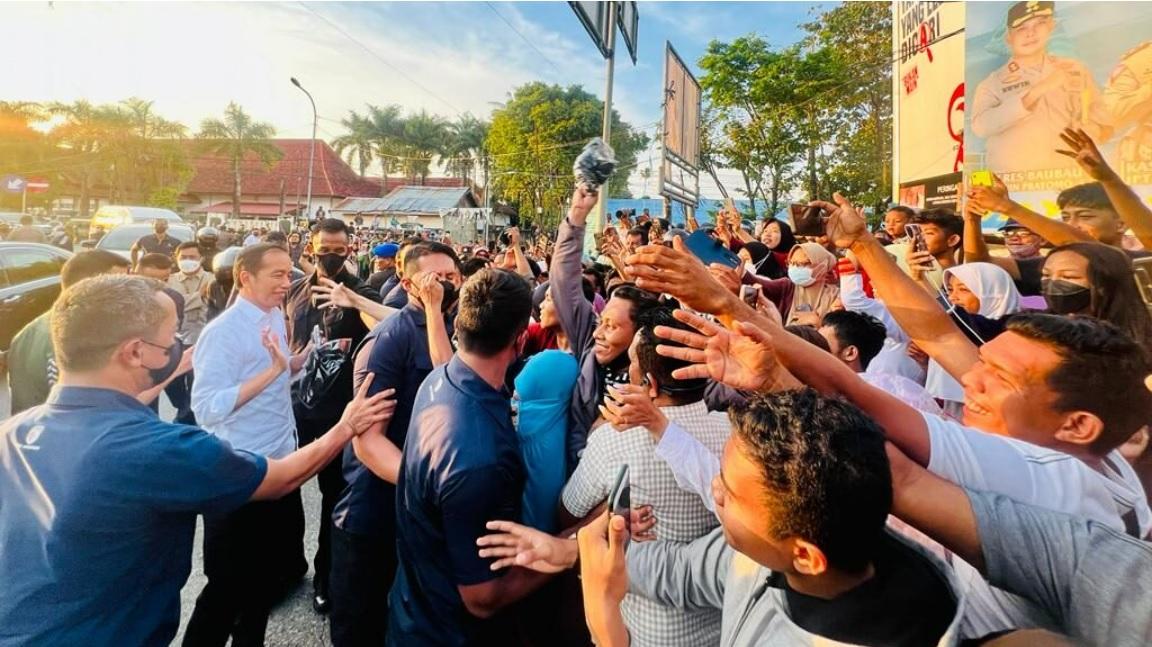 Presiden-Jokowi-turun-dari-mobil-di-Kota-Baubau-Kepulauan-Buton-Sulawesi-Tenggara.jpg