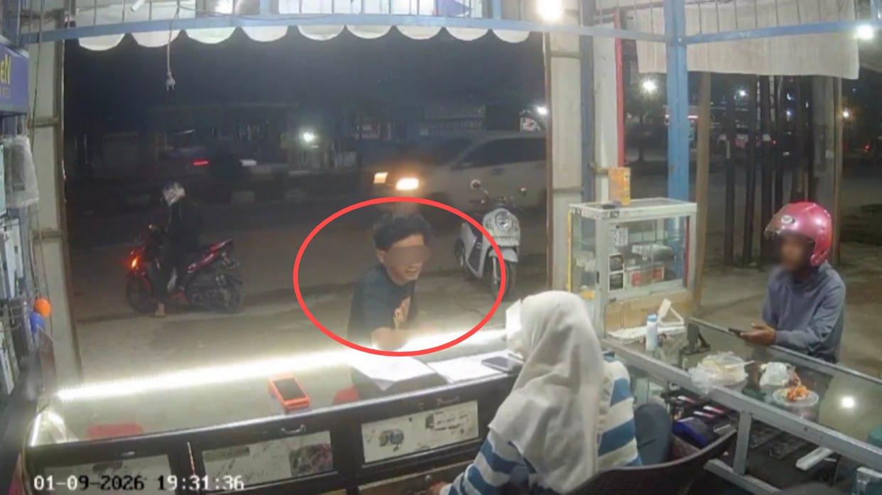 Pria-Kaos-Hitam-di-Kendari-Tipu-Agen-Mini-ATM-Pakai-Resi-Palsu-Uang-Rp1-Juta-Raib-Dibawa-Kabur.jpg