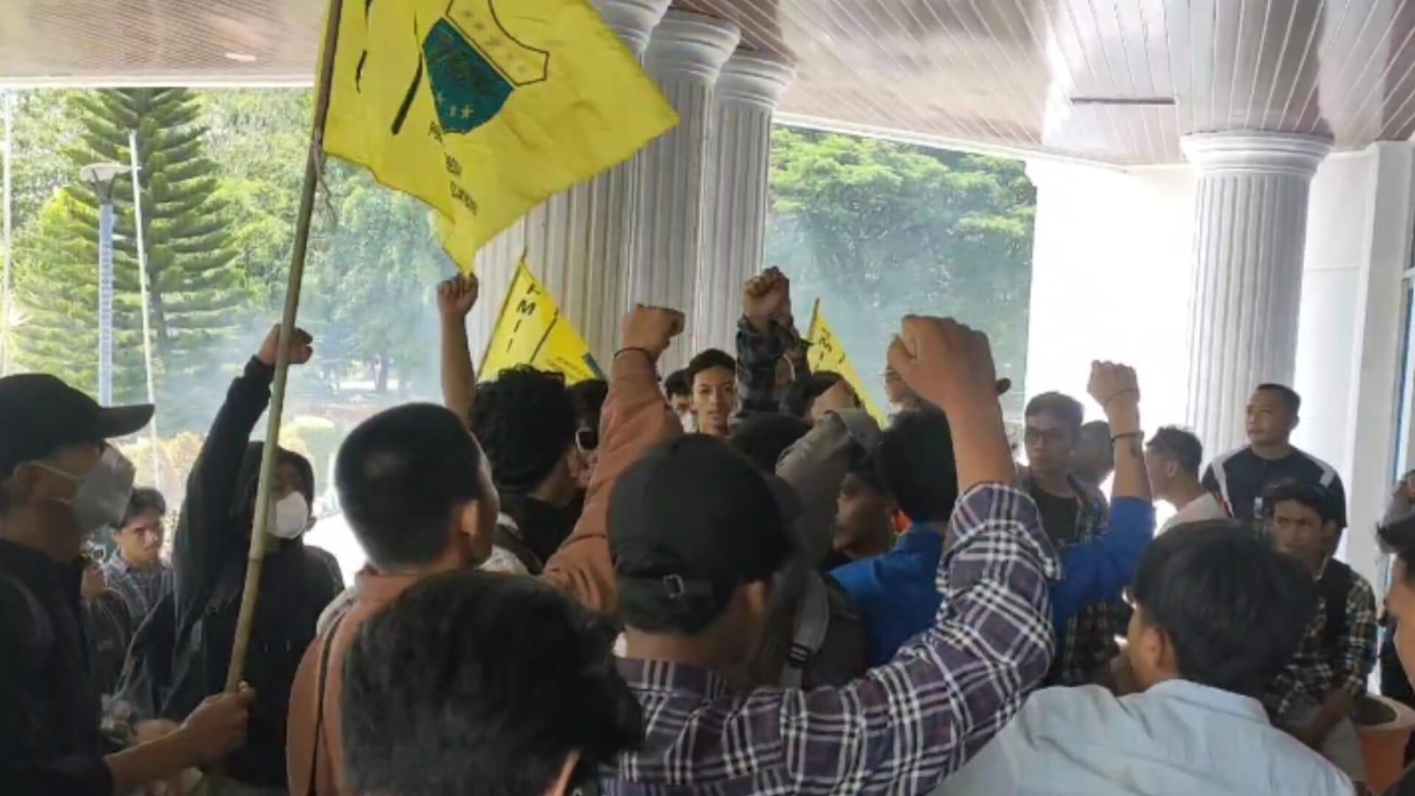 Puluhan Mahasiswa di Kolaka Minta Transparansi Program Beasiswa Pemda, Demo Depan Kantor Bupati
