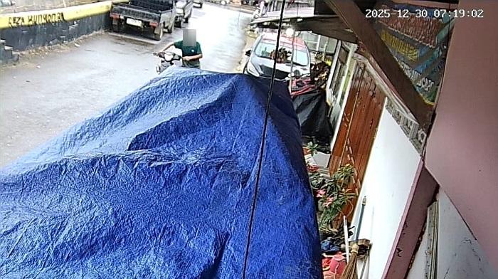 Pura-pura Berteduh, Pria Berbaju Hijau Gasak Tabung Gas di Jalan Saranani Kendari Terekam CCTV