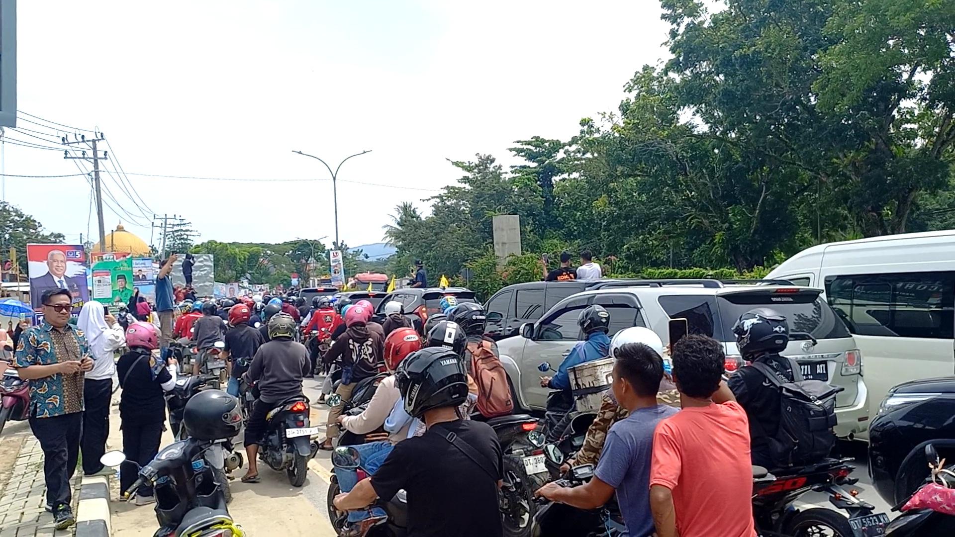 Ratusan Warga dan Mahasiswa Unsultra Sambut Kedatangan Mantan Gubernur Sultra Nur Alam di Kendari