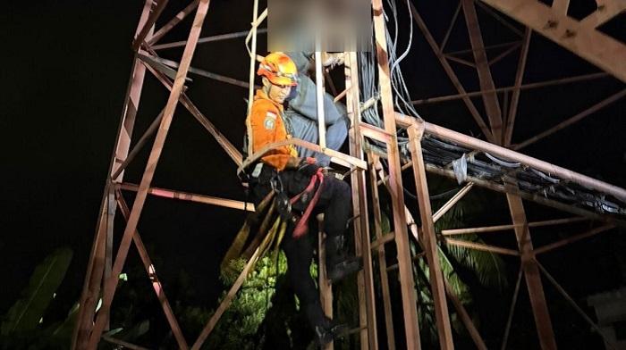 Remaja Pria 17 Tahun Dievakuasi dari Atas Menara Telkomsel di Balandete Kolaka Sulawesi Tenggara
