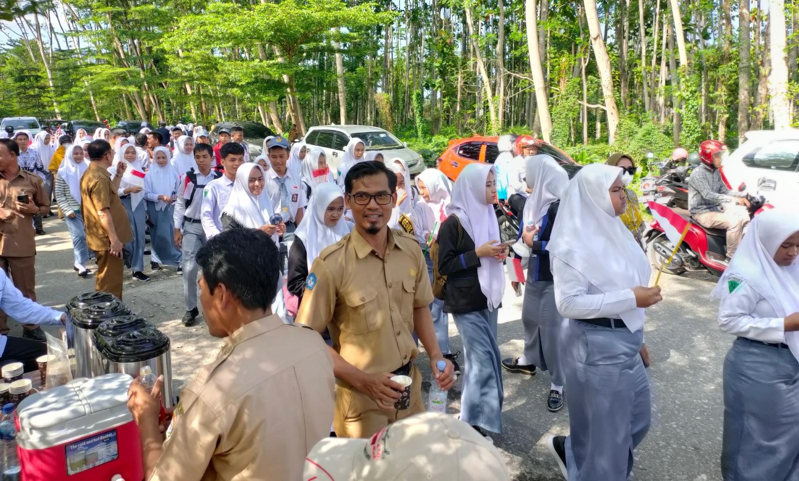 Ribuan-siswa-sekolah-berkumpul-menyambut-kedatangan-Presiden-Joko-Widodo-di-Kolaka-Utara.jpg