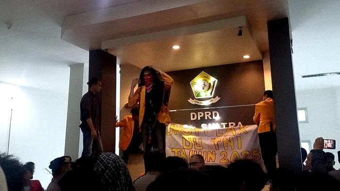 Ricuh-Demo-Tolak-UU-TNI-di-Kendari-Sulawesi-Tenggara-Puluhan-Mahasiswa-Segel-Kantor-DPRD-Sultra.jpg