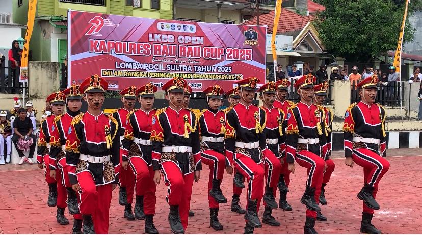 SMAN-6-Kendari-saat-unjuk-kemampuan-di-depan-juri-lomba-baris-berbaris-Pocil-Polres-Baubau.jpg
