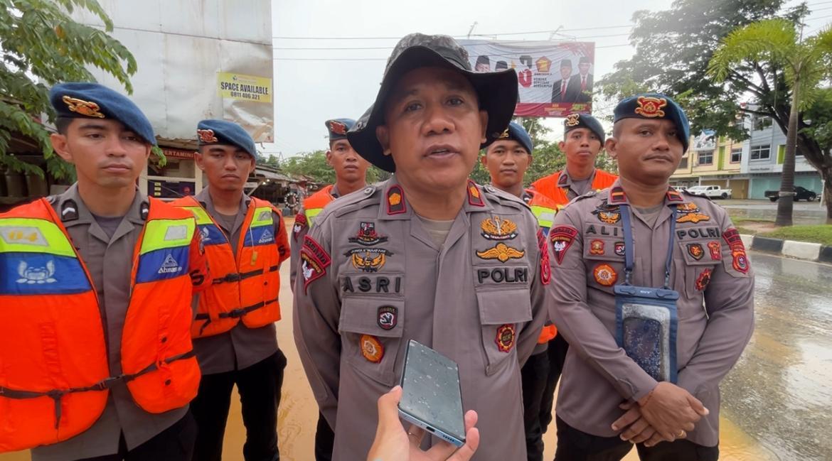 Banjir Lorong Kampus Avicenna By Pass Kendari Rendam Pemukiman, Warga Dievakuasi Pakai Perahu Karet