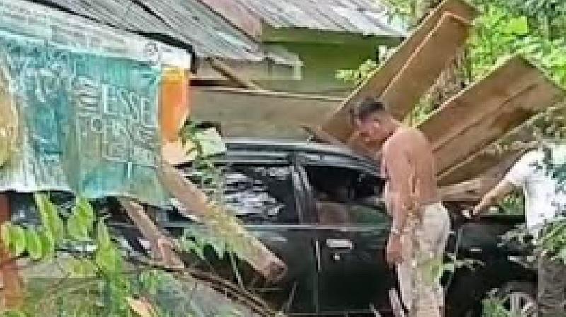 Satu-unit-mobil-Avanza-ringsek-berat-usai-menabrak-rumah-di-Desa-Tamborasi.jpg