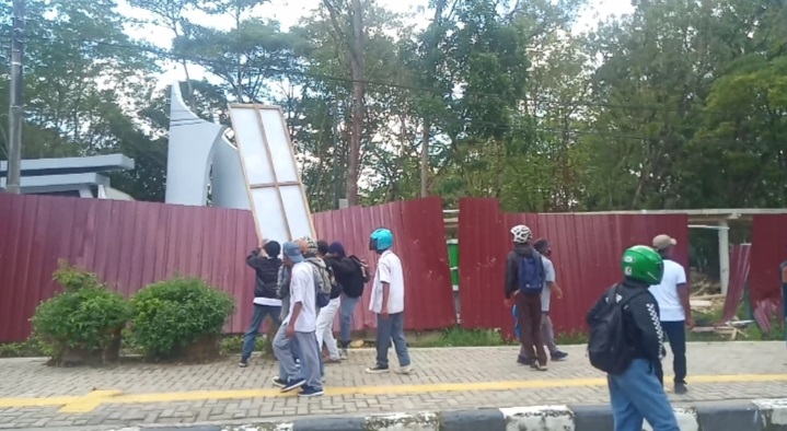 Sekelompok-Remaja-Berpakaian-Seragam-Putih-Abu-abu-Rusak-Seng-Pagar-Kantor-Wali-Kota-Kendari.jpg