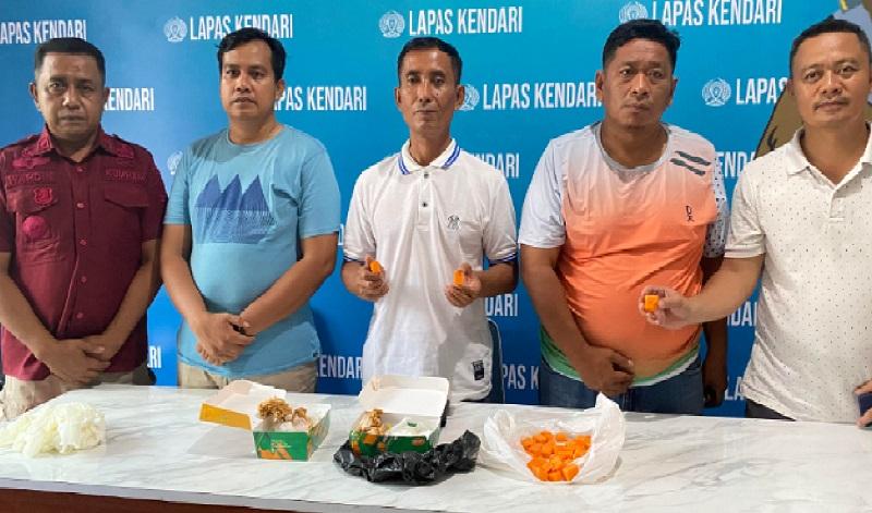 Seorang-pengunjung-Lapangan-Pemasyarakatan-atau-Lapas-Kelas-II-A-Kendari.jpg