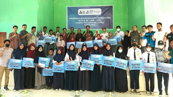 Siswa-SD-SMP-dan-SMA-di-Konawe-Utara-Terima-Bantuan-Beasiswa-Perusahaan-Tambang-di-Konut-Sultra.jpg