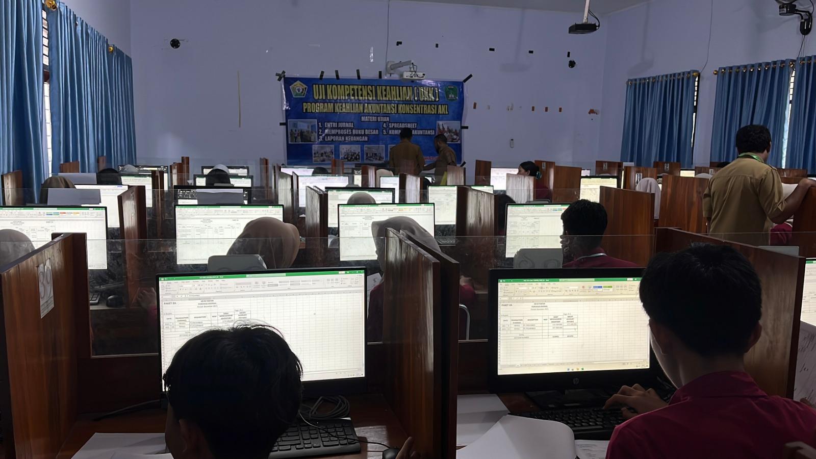 Siswa-SMKN-1-Kendari-saat-mengikuti-Uji-Kompetensi-Keahlian-UKK-Senin-1342026.jpg